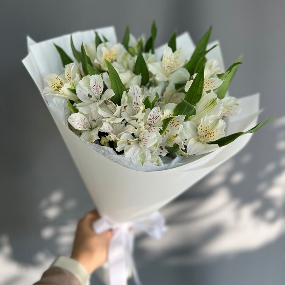 Букет из белой альстромерии