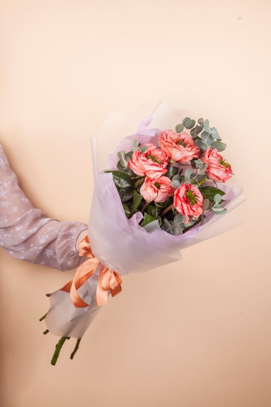 Букет из роз "Мандарин Экспрешн" с эвкалиптом Букет из роз "Мандарин Экспрешн" с эвкалиптом