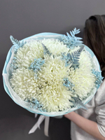 Букет из 7 хризантем "Антонов" в голубой гамме