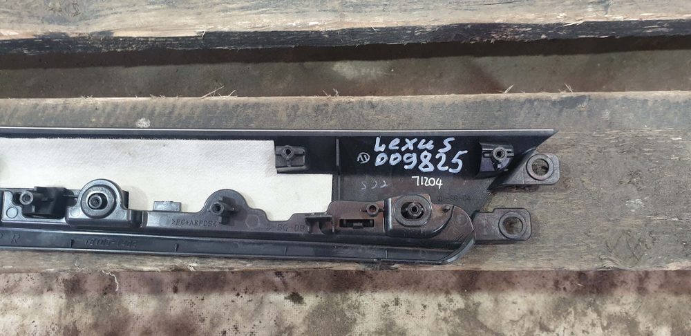Накладка обшивки двери задней правой Lexus LX 3 (LX 570) 15-23 Б/У Оригинал 6770760100
