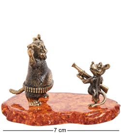 Народные промыслы AM-1785 Фигурка «Мышь с ружьем» (латунь, янтарь)