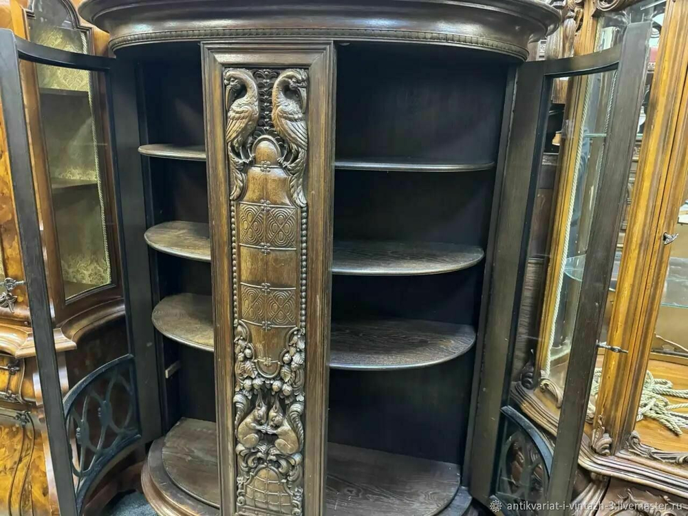 Старинная витрина