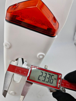 Крыло заднее универсальное со стоп-сигналом (белое) для мотоцикла, питбайка, мопеда