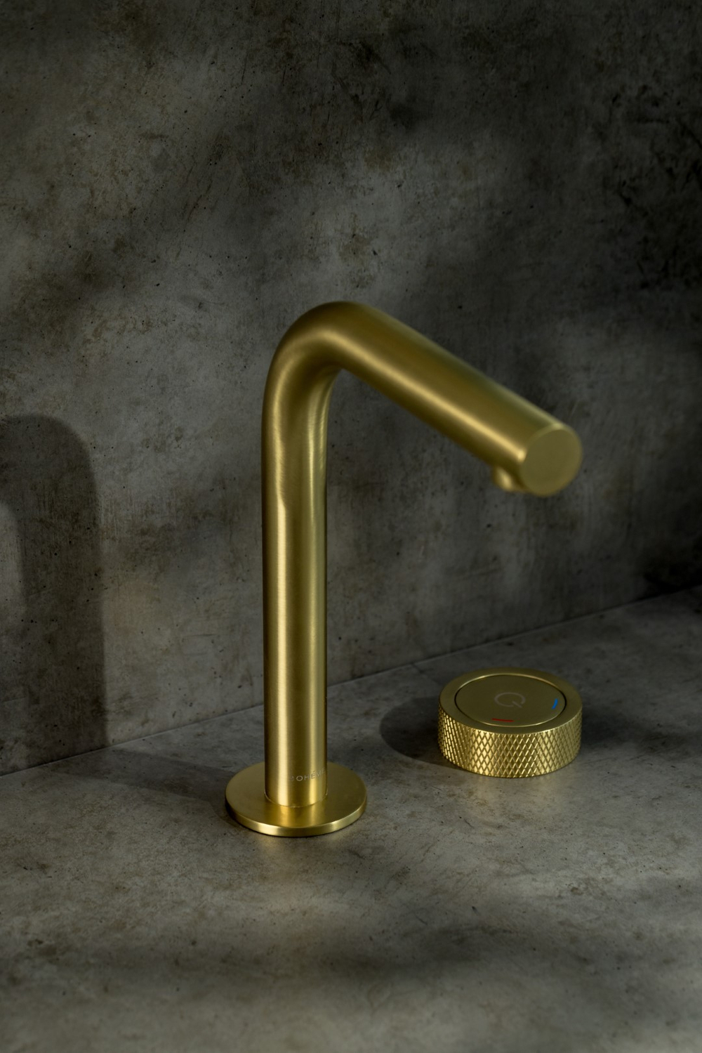 Смеситель автоматический для раковины на 2 отв. TECH Matt Gold