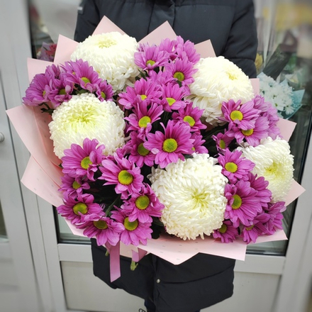 Букет из кустовых и одноголовых хризантем