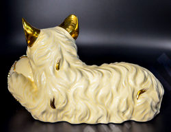 Кошка с мячом. Фарфор, золочение, стразы. 1990-2000-е гг. Китай, Ханчжоу, Hangzhou Jinding.