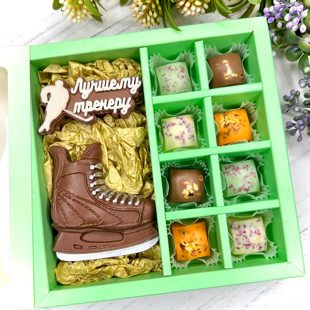 Шоколадный подарок "Лучшему тренеру. Хоккей": фигурка и 8 конфет ручной работы