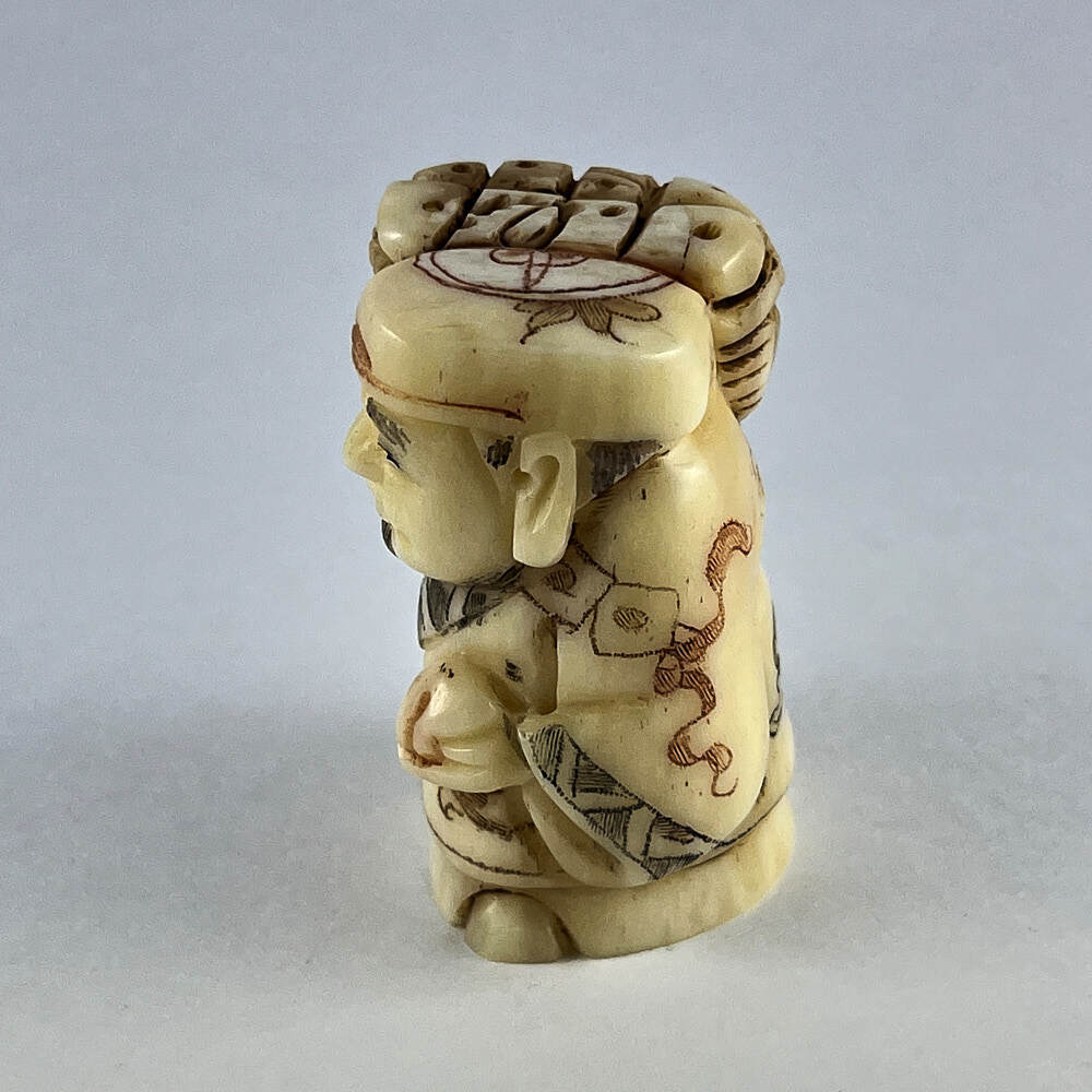 Статуэтка нэцкэ Эбису с корзиной рыбы и персиком