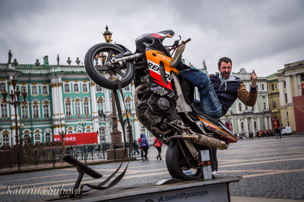 Обучение езде на заднем колесе мотоцикла