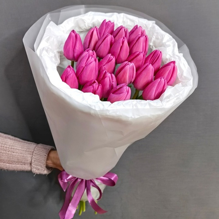 Букет из 21 розового тюльпана в "облачке"