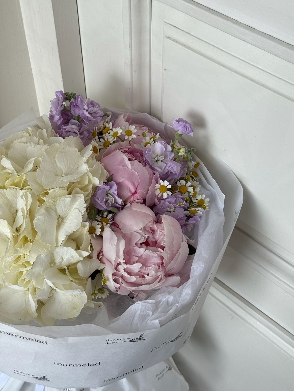 Букет сборный из гортензии, маттиолы, пионов и ромашки