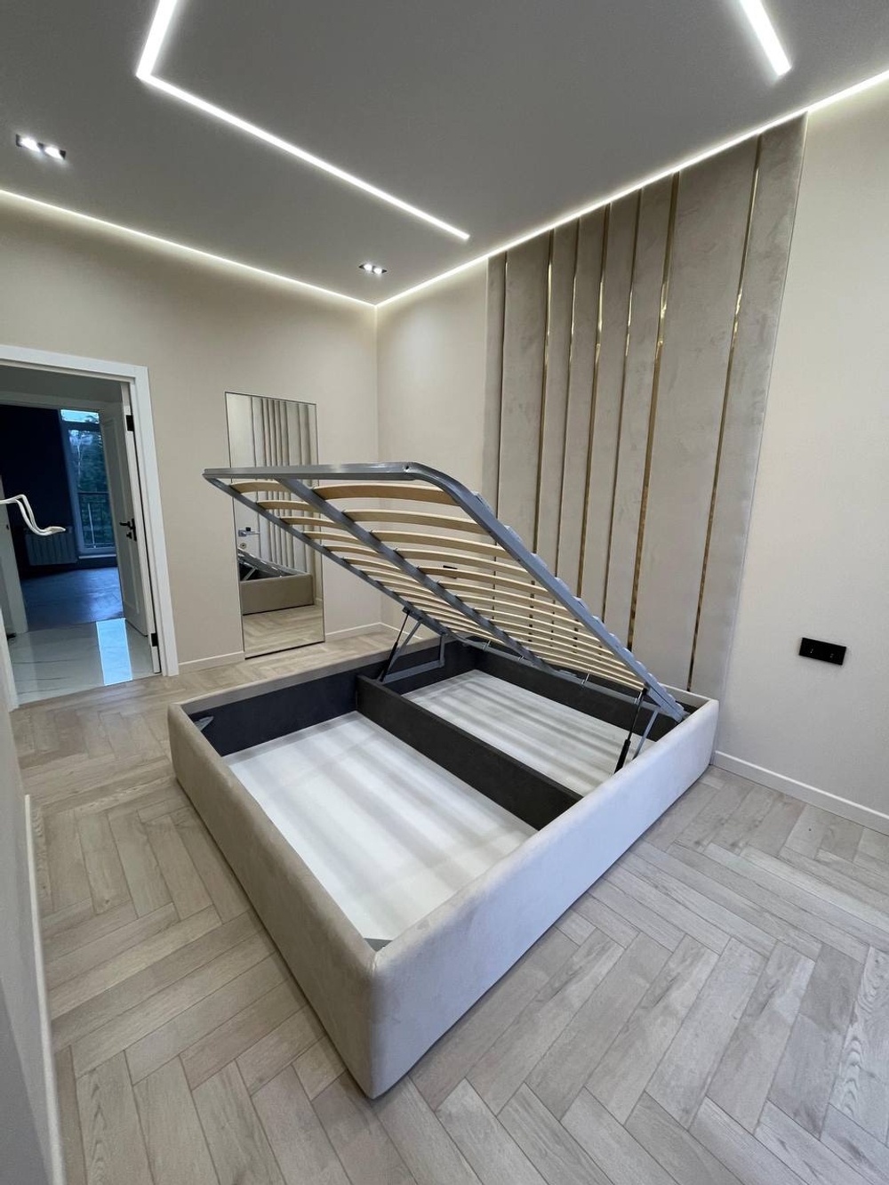 Двуспальная кровать