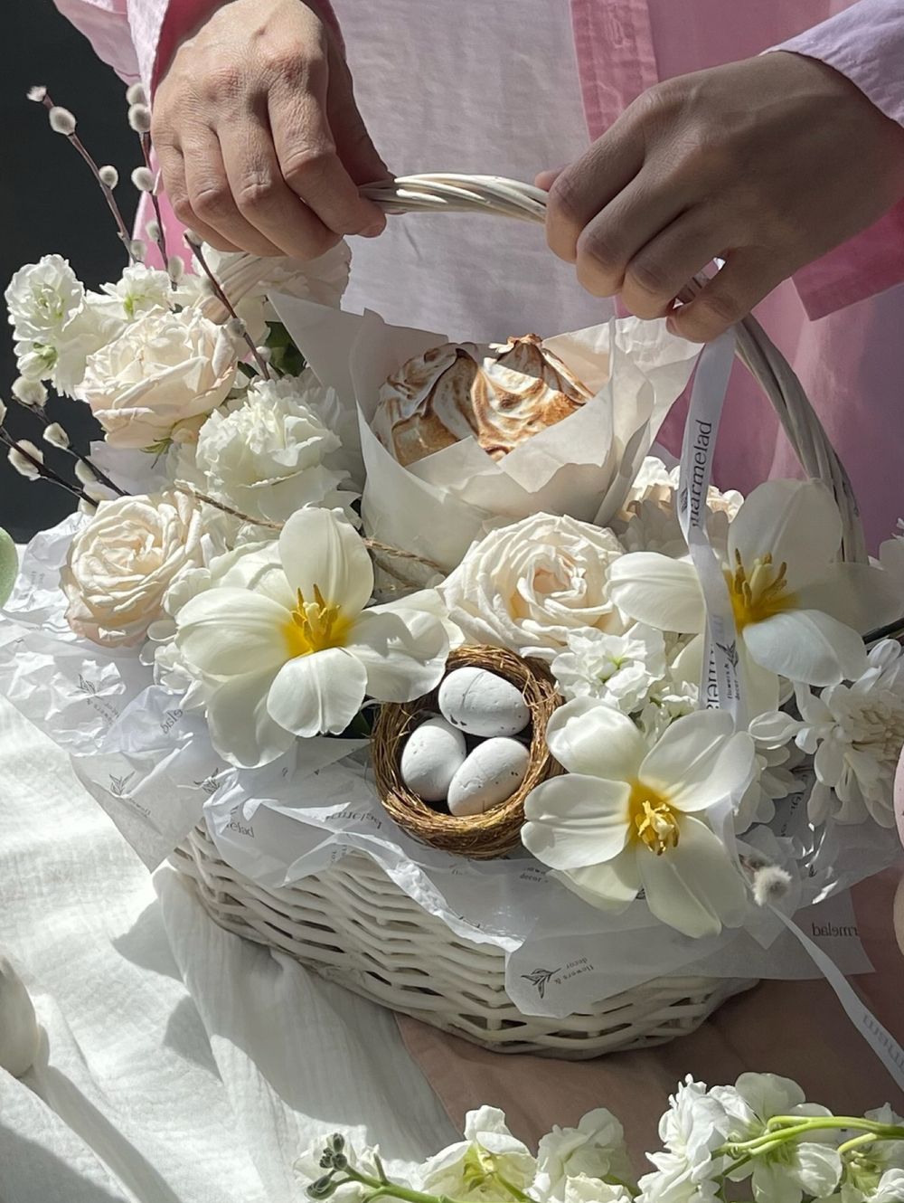 Корзина пасхальная в розовых оттенках. Кулич 130 гр