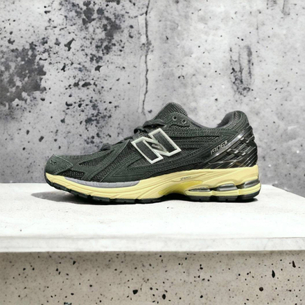 New Balance 1906R • Black
