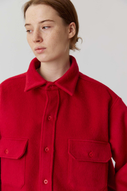 Объемная мужская рубашка из малиновой шерсти