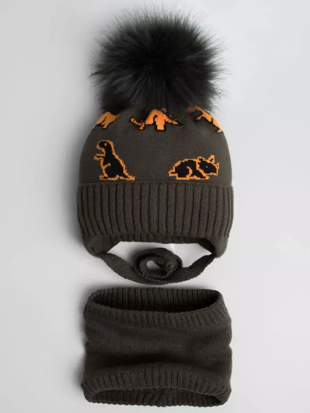 Шапка зимняя для мальчика на завязках и снуд