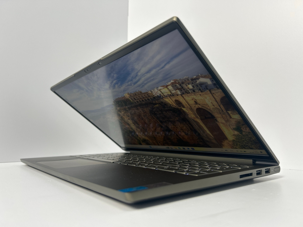 Ноутбук Lenovo Yoga Creator 7 15IMH05 (82DS0029RU) 15.6 " /HexaCore Intel Core i7-10750H/GeForce GTX 1650 /RAM 16 GB/SSD 1 TB/NVIDIA GeForce GTX 1650 4G/1920x1080/IPS/Windows 11/Подсветка кл-ры: LED/Зеленый/Уценка вмятина на крышки/нет резинок на поддоне