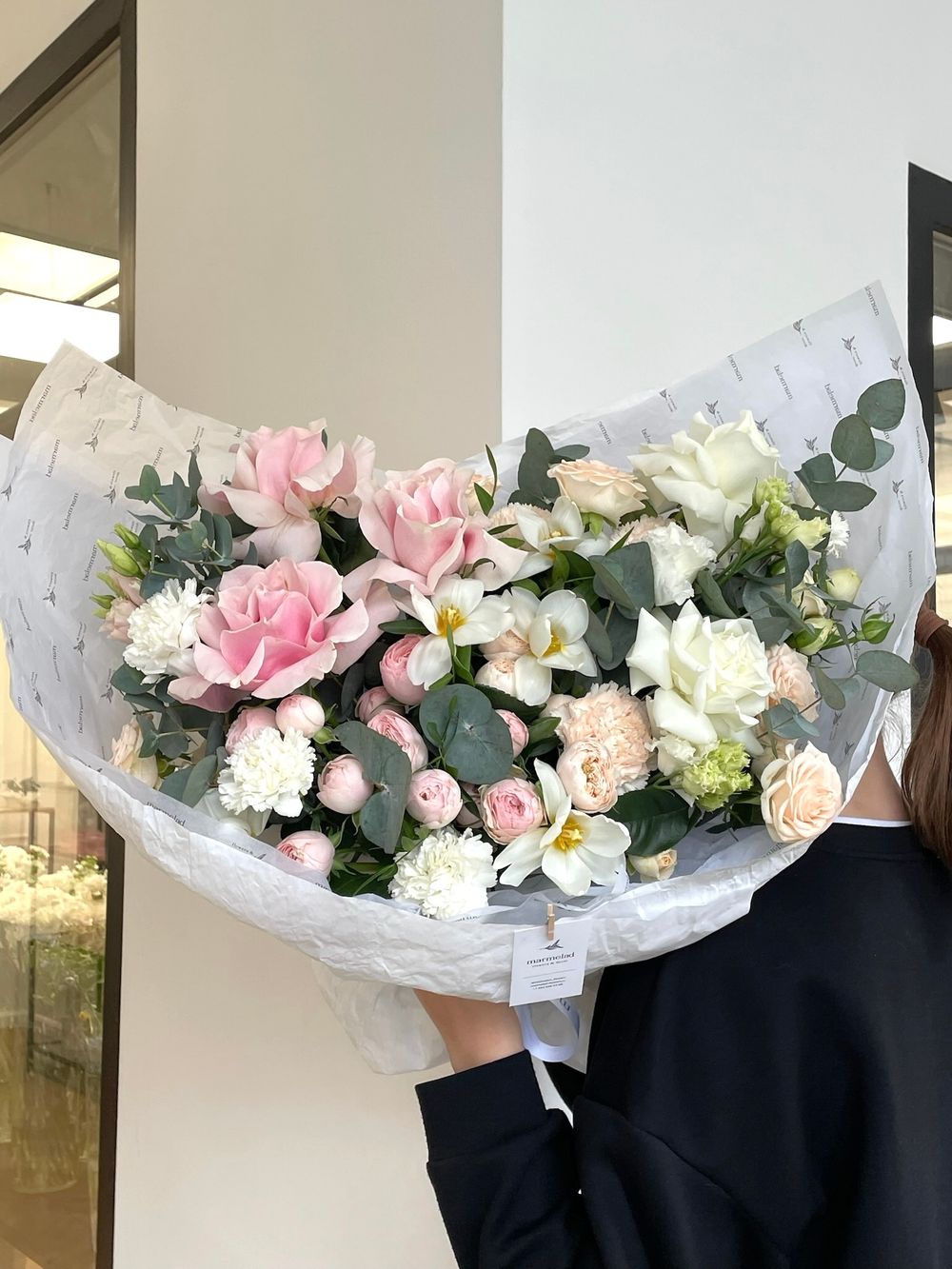 Букет сборный из кустовых пионовидных роз, эвкалипта и одноголовых роз