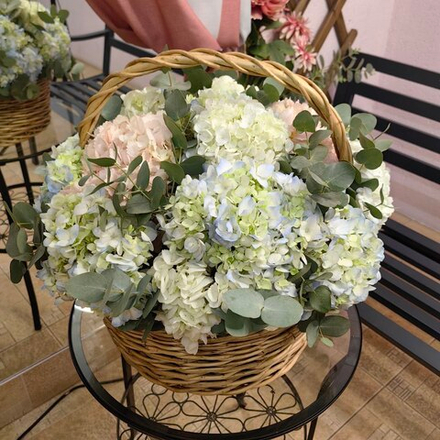 Композиция с 15 гортензиями mix и веточками эвкалипта