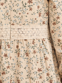 Платье с кружевными вставками