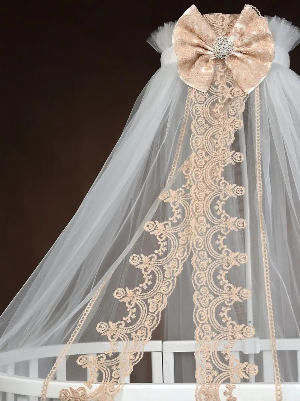 Балдахин с кружевом и брошью "Версаль"