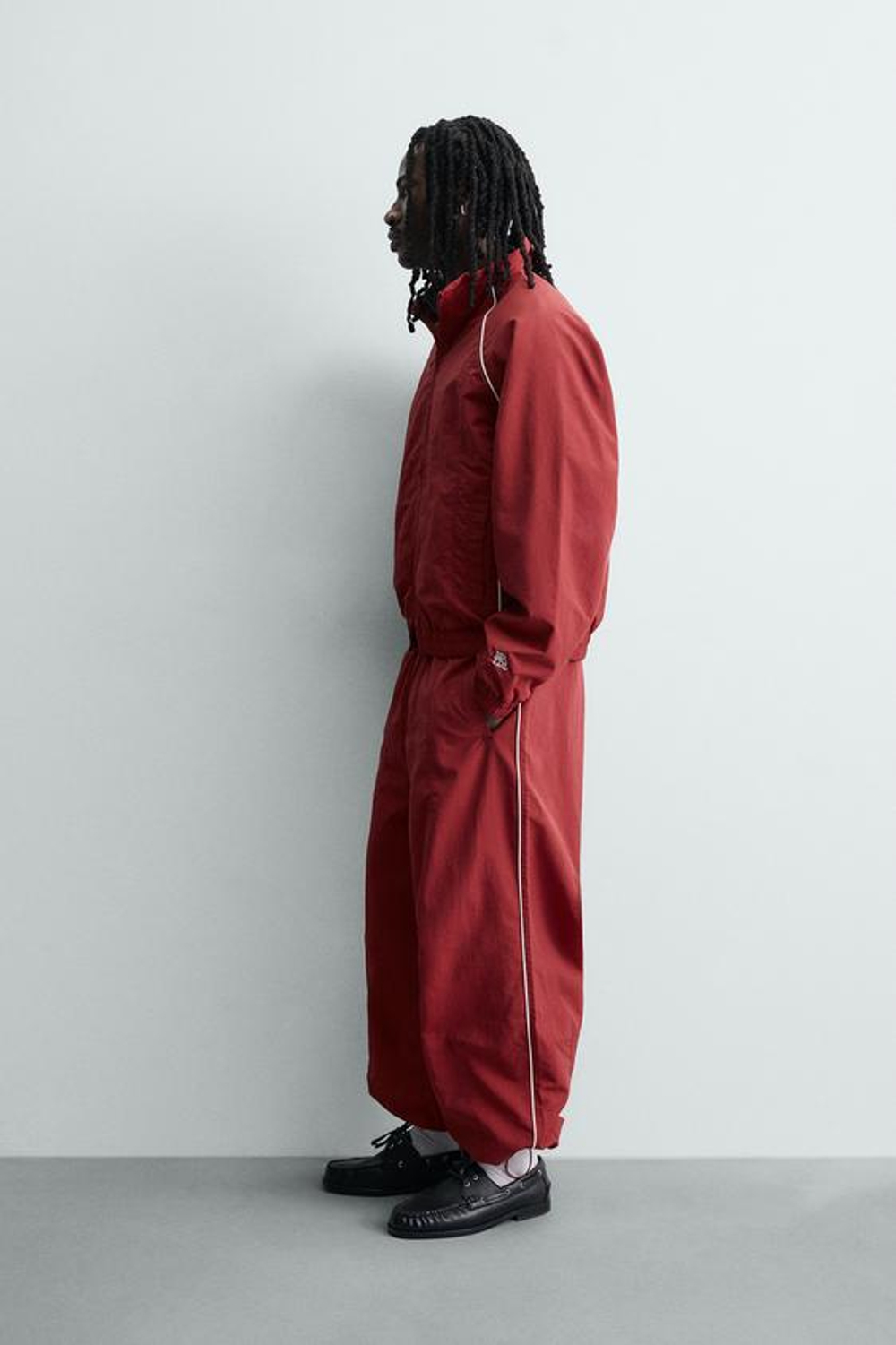 ZARA ДЖОГГЕРЫ ИЗ ВЫСОКОТЕХНОЛОГИЧНОЙ ТКАНИ С КОНТРАСТНЫМИ ПОЛОСАМИ, КРАСНЫЙ