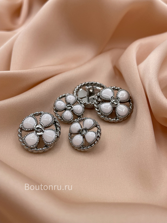 Пуговицы Шан. белый цветок в серебряном обрамлении