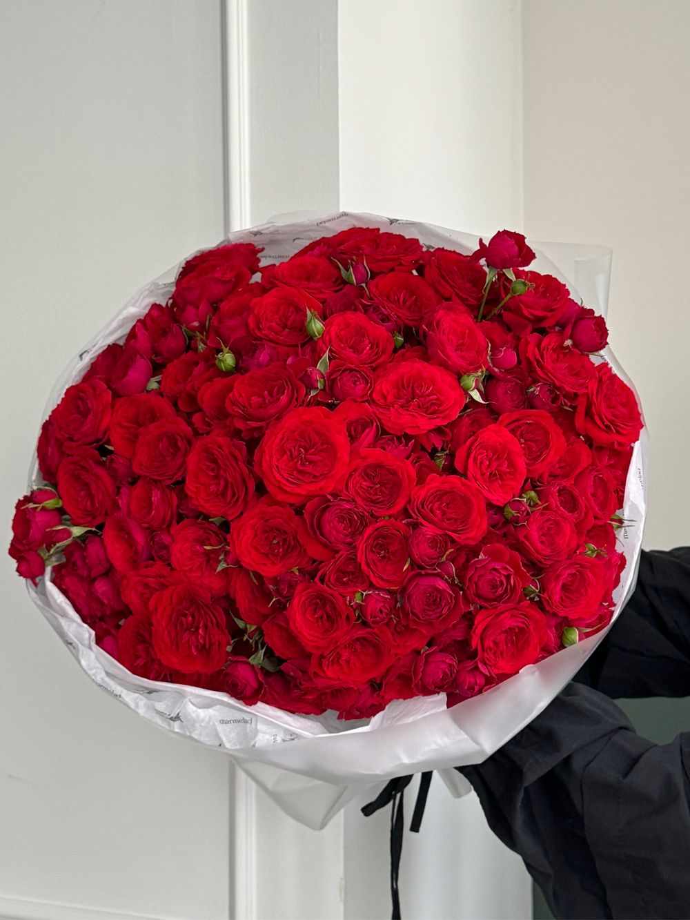 Гранд-букет из красных, кустовых пионовидных роз