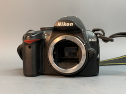 Nikon D3000 Kit 18-55mm 15.600 кадров