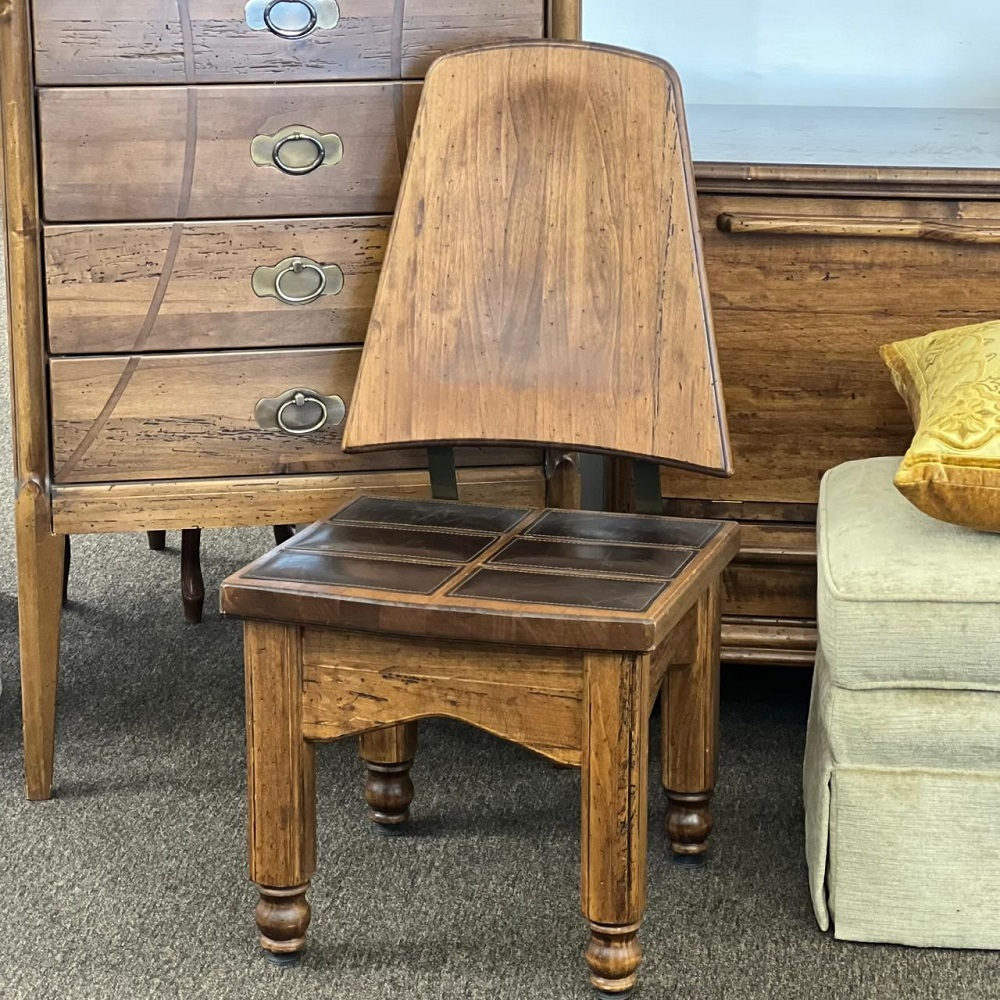 Стул с кожаной вставкой