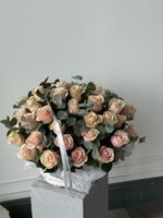Цветочная корзина из роз и эвкалипта размер L