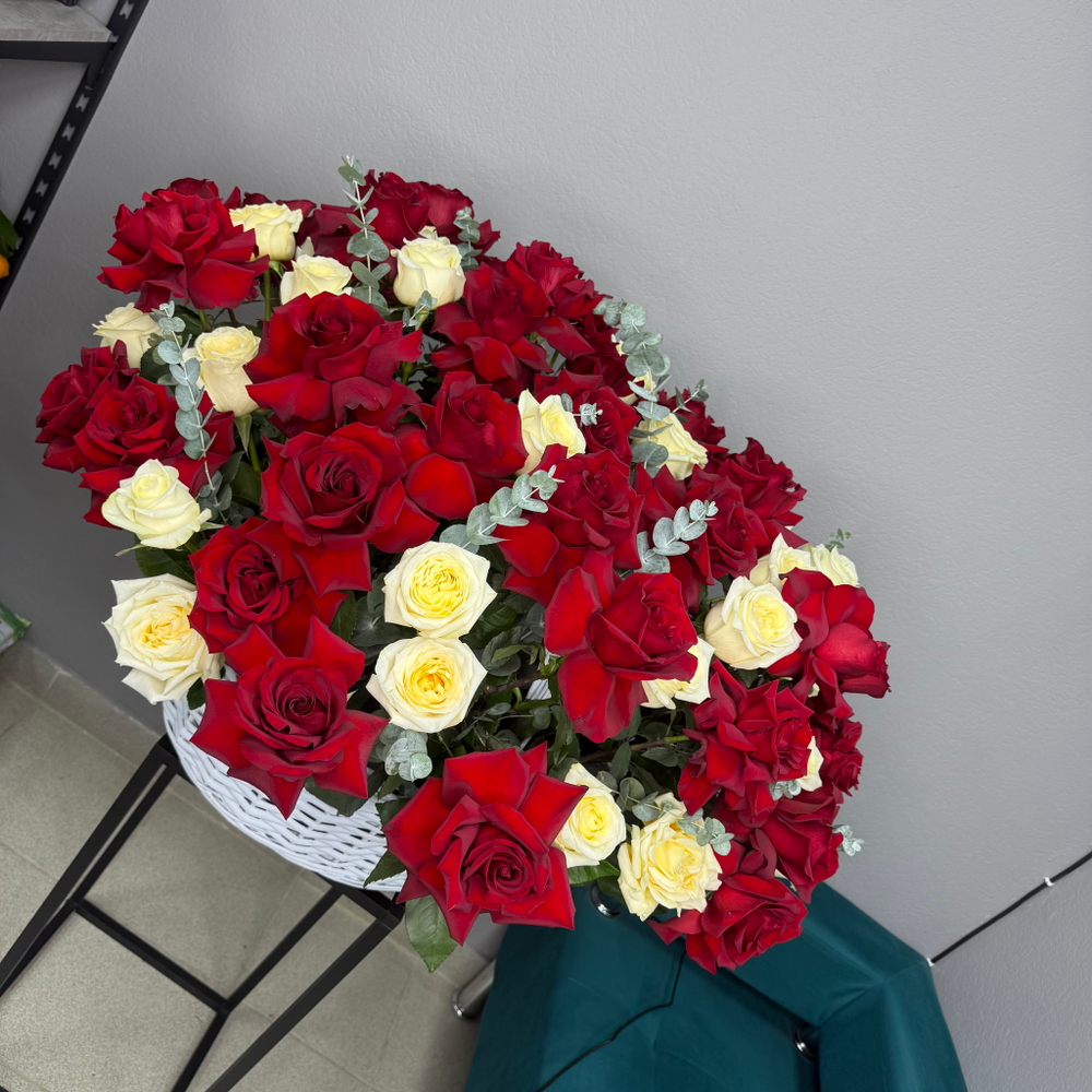 Корзина из французских и пионовидных роз