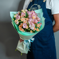 Сборный букет в нежном оформлении с кустовой розой и альстромерией