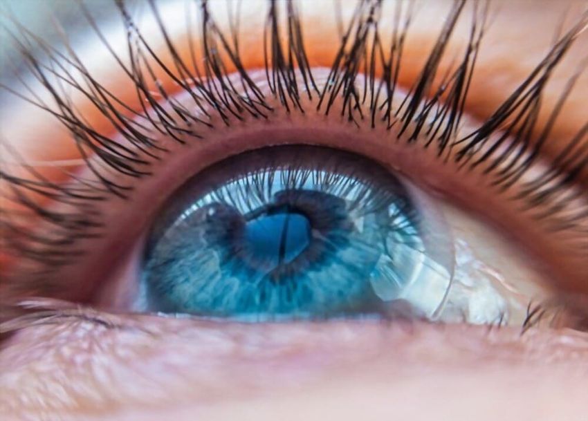 Из каких материалов производят цветные линзы?