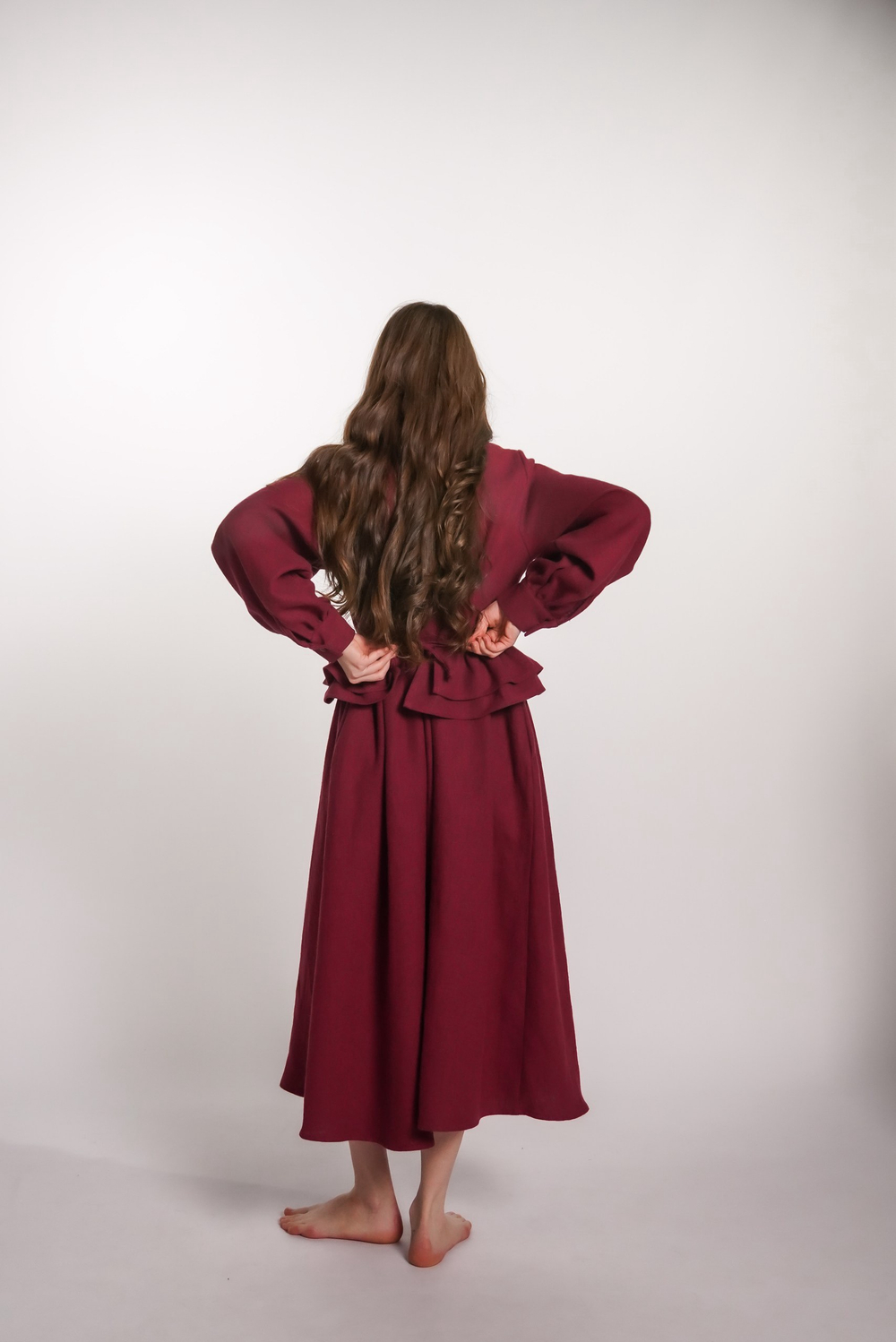 Платье с V-вырезом, поясом-баской и длинным рукавом из крапивы бордо