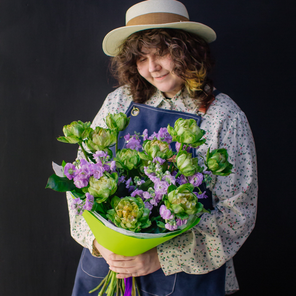 23. Пышный современный букет с розой и маттиолой