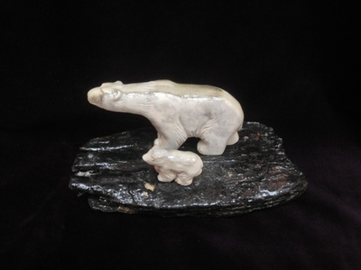 Белые медведи, скульптура из кости