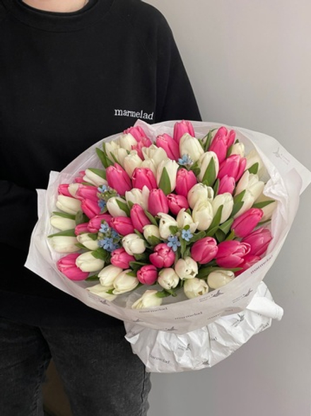 Букет из 71 тюльпана белого, розового цвета и незабудок доступен к заказу с 3.03.2026