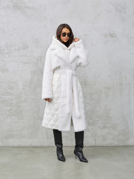 Белый комбинированный пуховик с капюшоном и поясом