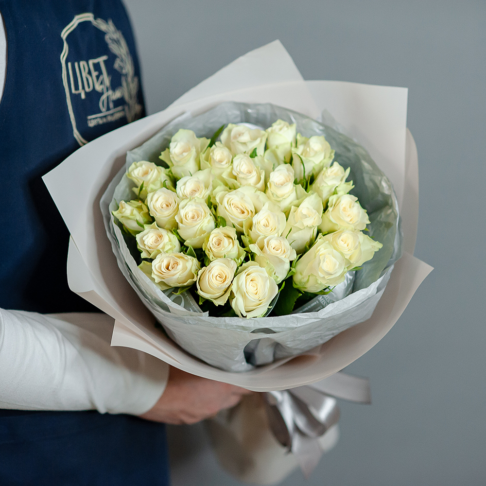 25 белой кенийской розы в бежевом оформлении