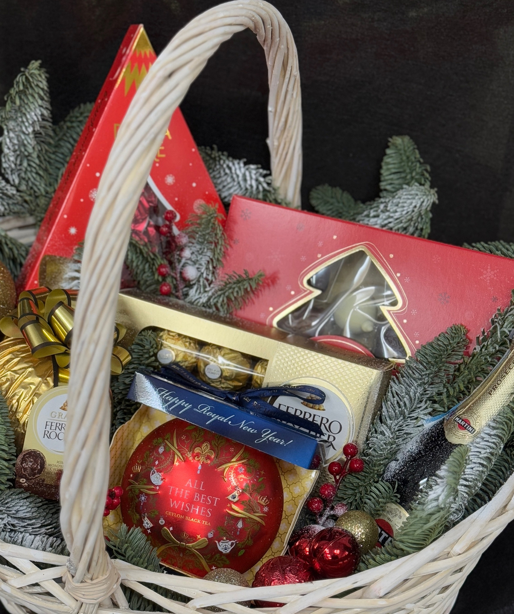 Новогодний набор конфет и чая, декорированный ароматными веточками живого нобилиса, новогодними шарами, Шампанское в ПОДАРОК