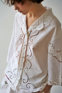Рубашка с перфорированной вышивкой