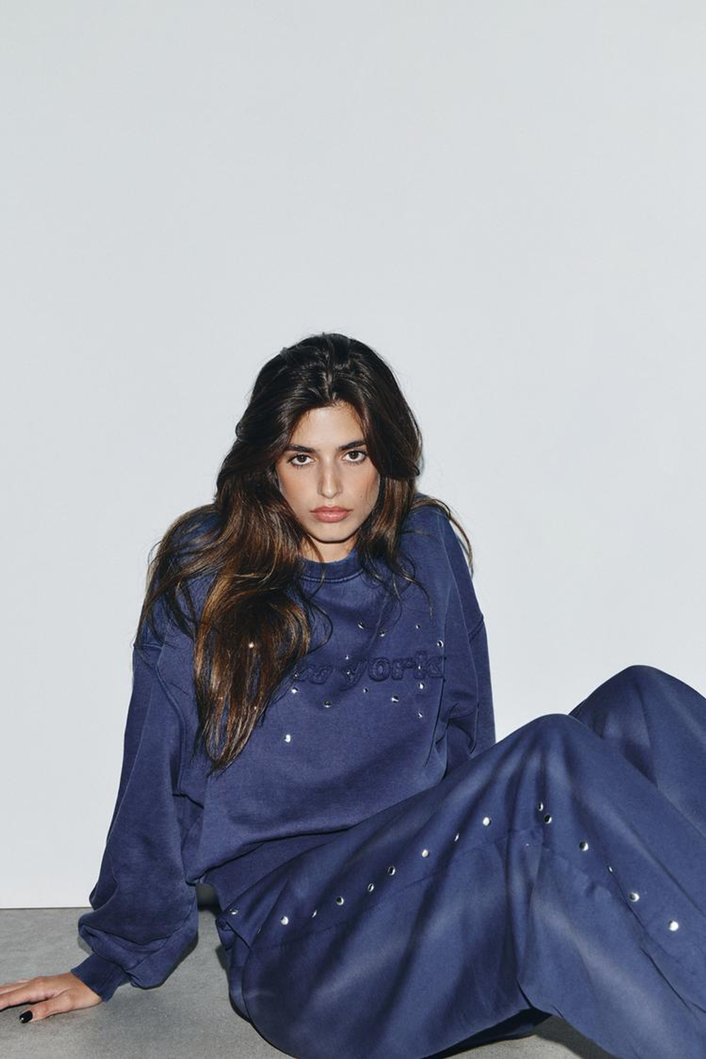 ZARA ТОЛСТОВКА С ЭФФЕКТОМ ПОТЕРТОСТИ И ЗАКЛЕПКАМИ, СИНИЙ