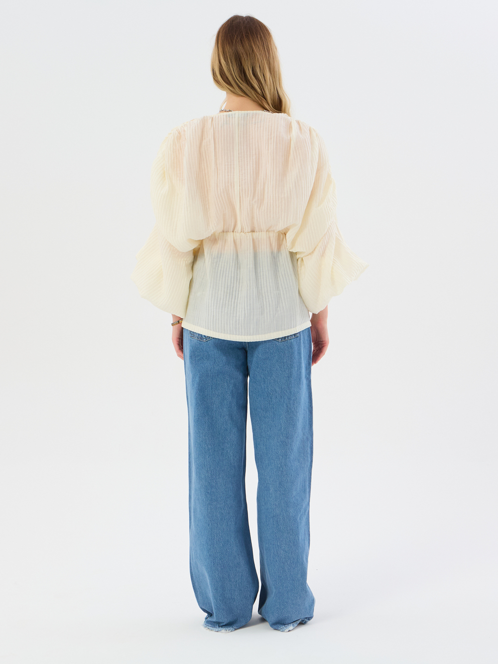 Топ из жатки с объемными рукавами молочный