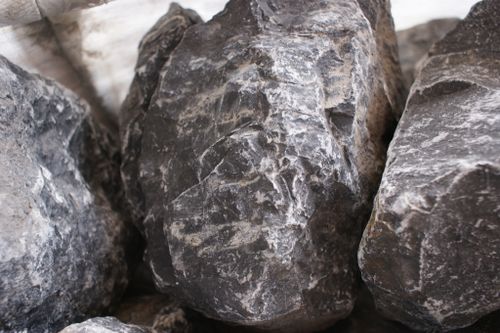 Уникальность и натуральная красота черного мрамора делают его незаменимым для современных и классических садов.