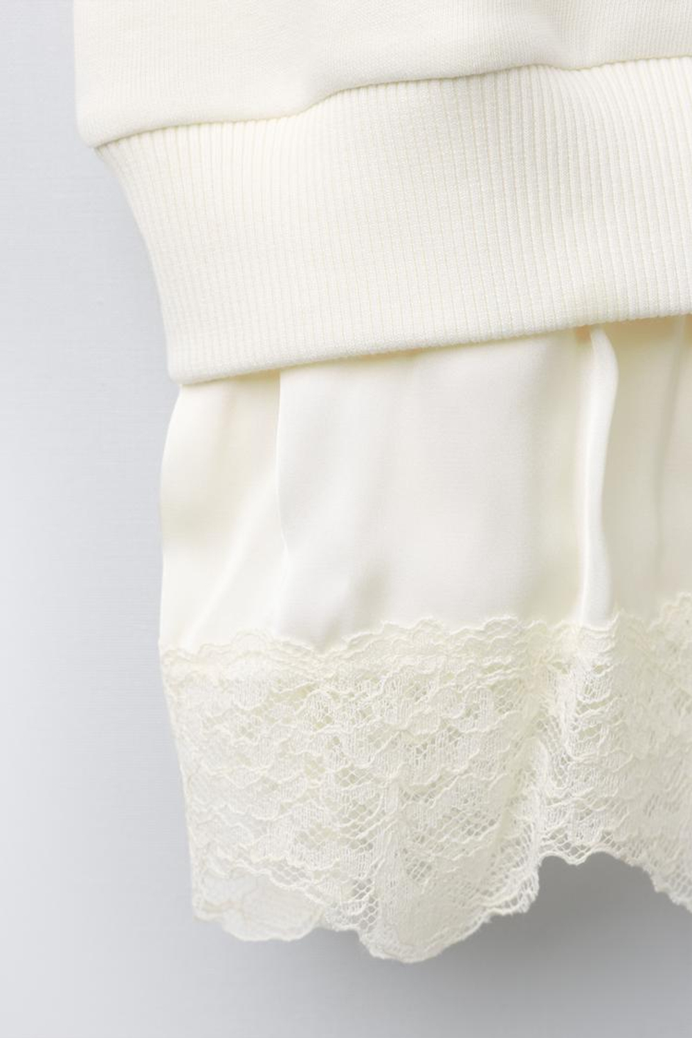 ZARA ТОЛСТОВКА С КОМБИНИРОВАННЫМ КРУЖЕВОМ, ЭКРЮ