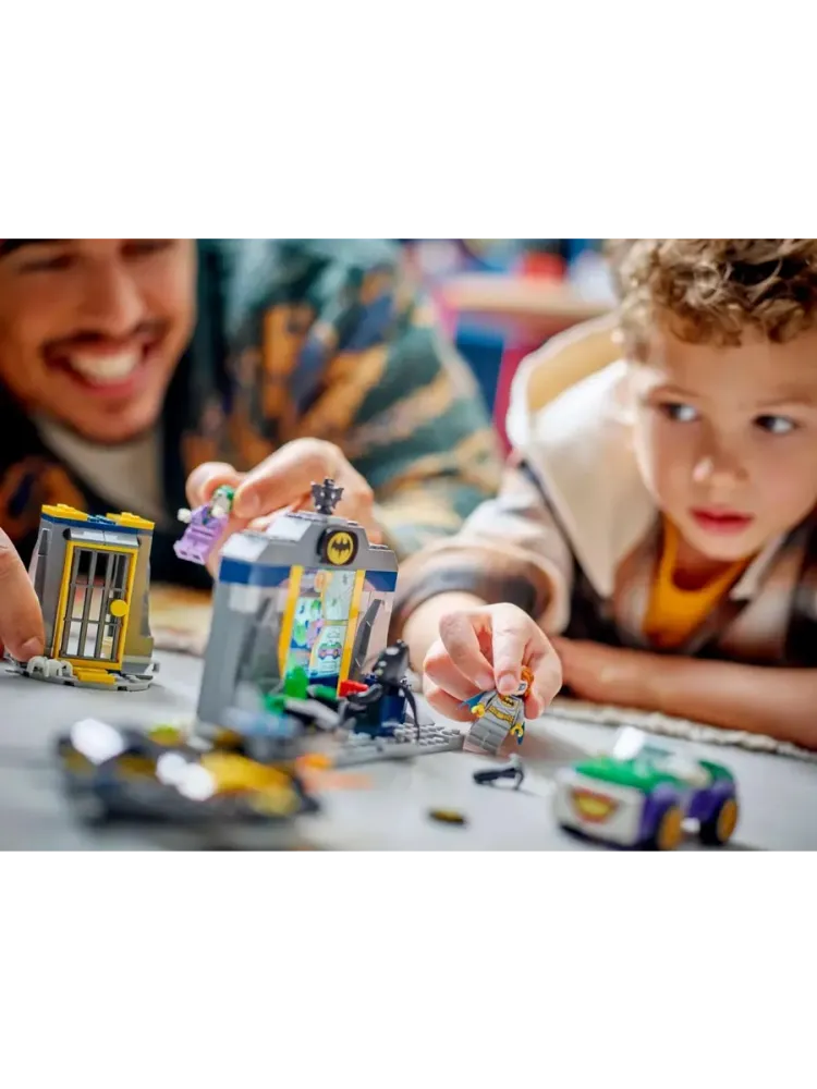 Конструктор Batman 76272 Бэтпещера с Бэтменом