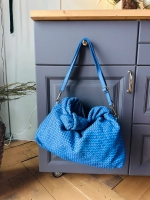 Женская большая плетеная сумка хобо из натуральной винтажной кожи синего цвета