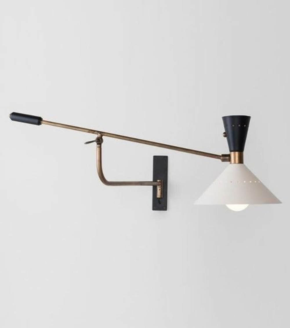 Элегантный настенный светильник в стиле mid-century с длинным поворотным рычагом