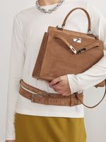 БАЗОВЫЙ ТОНКИЙ РЕМЕНЬ С ТРЕУГОЛЬНОЙ ПРЯЖКОЙ ЗАМША КАПУЧИНО